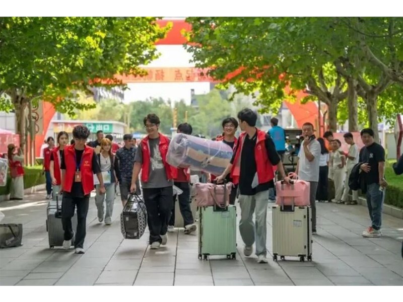 活力加满！62000名大学新生涌入泰安！